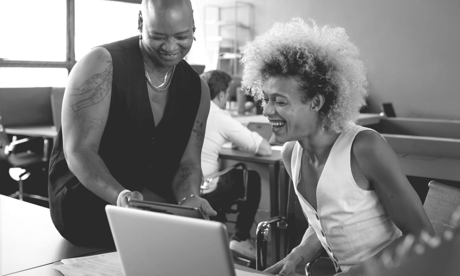Grupo de estudiantes colaborando en ejercicios financieros