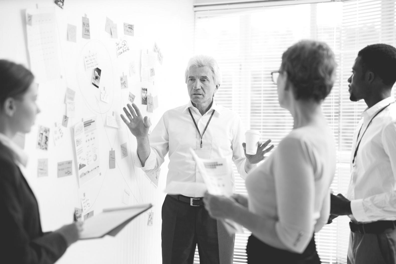 Estudiantes trabajando en ejercicios prácticos de vocabulario financiero